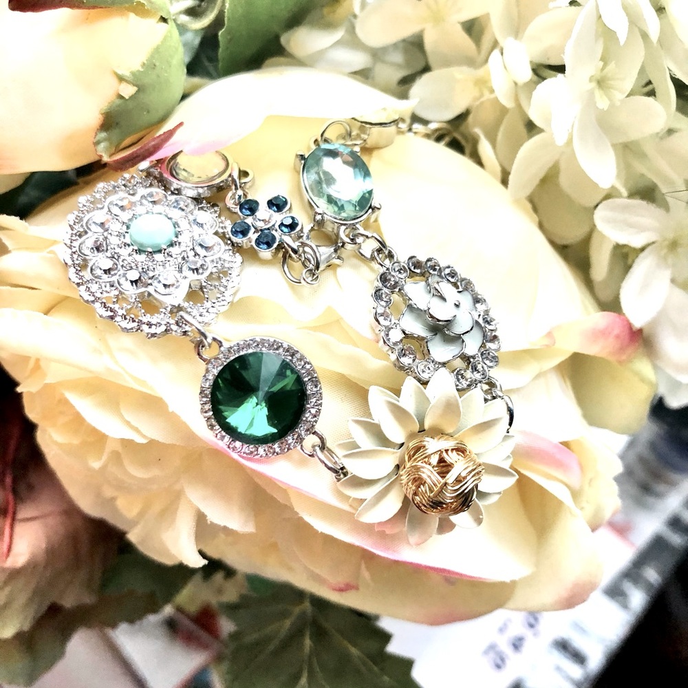 White Flower Bracelet with Multicolored Crystals💎 🌸